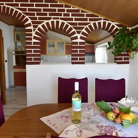 Apartment Klimatisierte In Valica Mit Grossem Garten